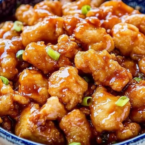 Eine Schale Hähnchen mit Sauce.