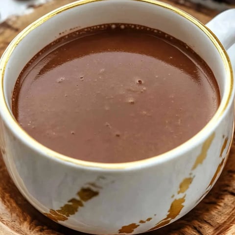 Eine Kaffeetasse mit goldenem Rand.