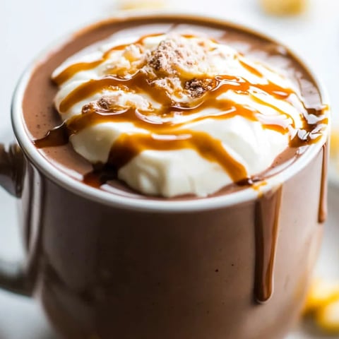 Eine Tasse Kakao mit Sahne obendrauf.