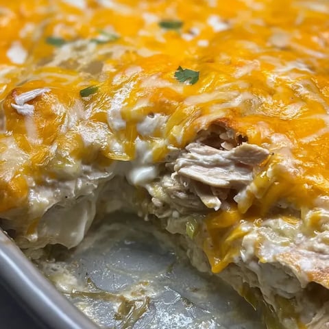 Stück Pizza mit Hähnchen und Käse.